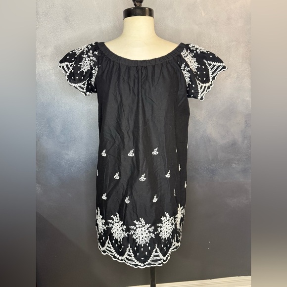 one clothing Dresses & Skirts - One Clothing Black Embroidered Peasant Dress - Size Medium
